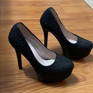 Black pumps red sole